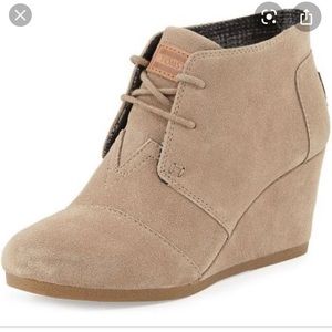 Toms sz 9 tan suede ankle wedge desert bootie